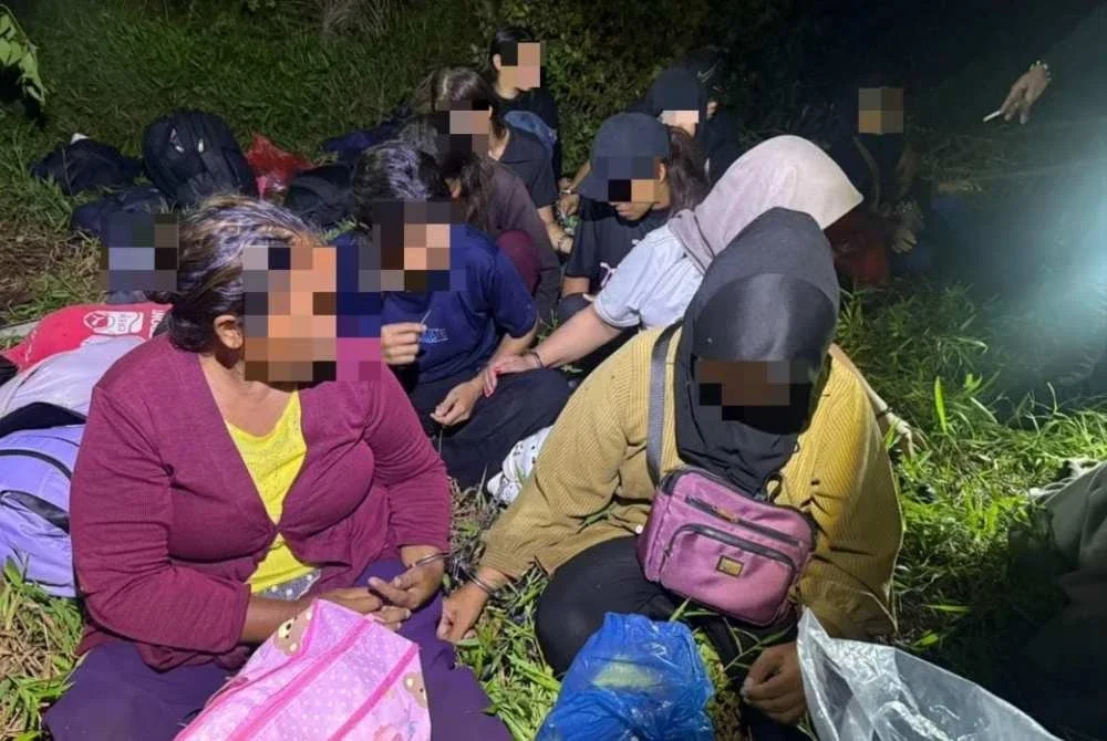 Antara PATI yang ditahan Imigresen di persisir pantai Telok Senangin Lumut Perak pada Khamis.