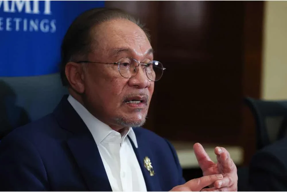 Anwar ketika sidang media penutup Sidang Kemuncak ASEAN ke-48 pada Jumaat. Foto Bernama