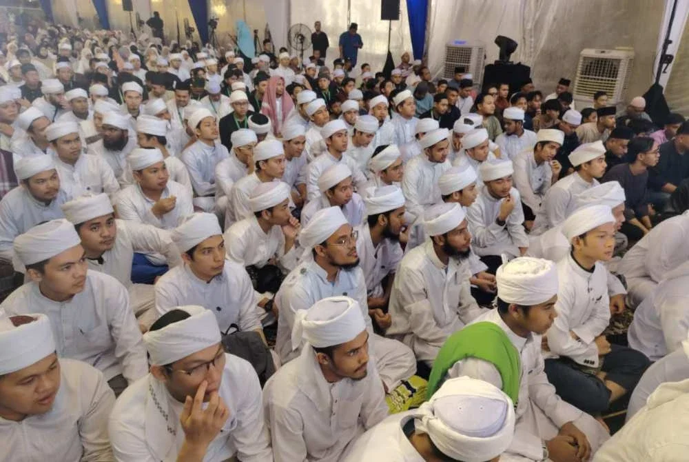 Antara hadirin yang memenuhi ruang disediakan sejak jam 7 malam.