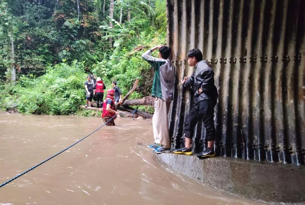 Anggota bomba menyelamatkan mangsa terperangkap di dalam terowong di sini pada Jumaat.