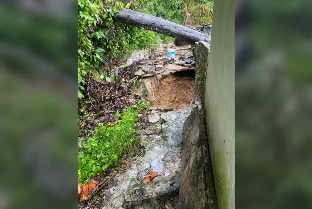 Keadaan tanah runtuh di Kampung Bukit Sungai Putih di sini pada Jumaat.