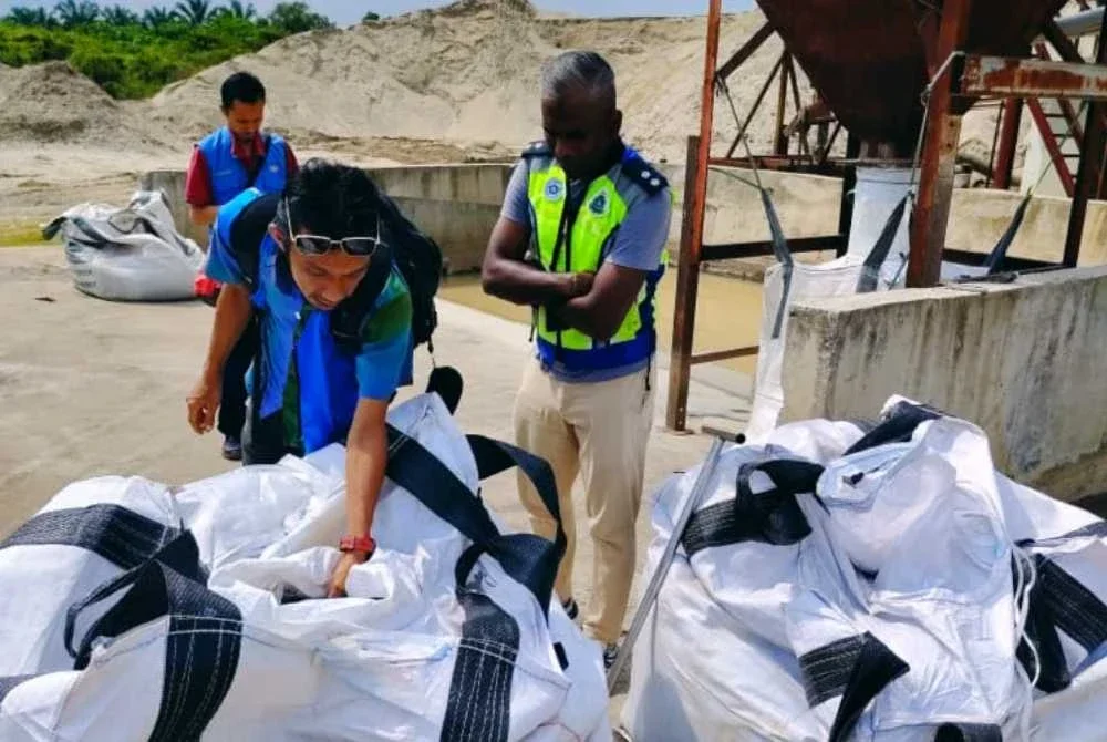Pihak berkuasa memantau longgokan pasir dianggarkan seberat 5,000 tan dalam serbuan tersebut.