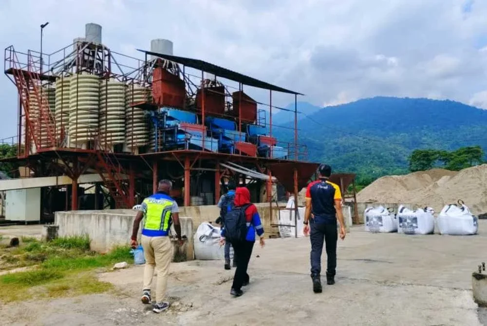 Pihak berkuasa merampas pelbagai mesin, jentera dan peralatan memproses pasir silika selain longgokan pasir dianggarkan seberat 5,000 tan dengan nilai keseluruhan RM7.25 juta.