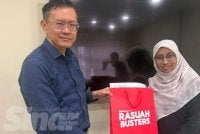 Kay Ping bersama Nurhayati selepas sesi temu bual ringkas. FOTO AISYAH BASARUDDIN
