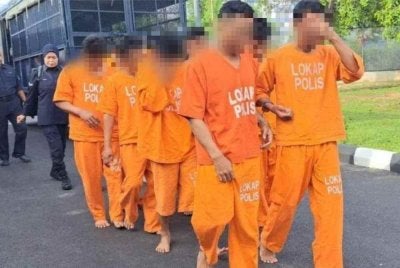 Polis menahan 11 warga asing dalam beberapa serbuan di Chemor, Perak dan Seberang Perai Tengah, Pulau Pinang disyaki terlibat dalam sindiket samun berkumpulan bersenjatakan parang pada 9 April lalu.
