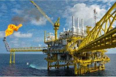 Sifat industri minyak dan gas ialah keperluan kepada pelaburan jangka panjang di pelbagai negara yang ditadbir dengan pelbagai sistem pentadbiran. Gambar hiasan