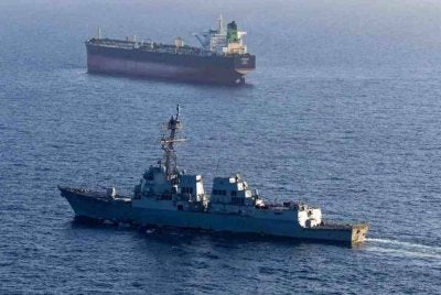 Kapal pemusnah berpandu kelas Arleigh Burke, USS Rafael Peralta dikerahkan ke kawasan operasi Armada Kelima Amerika Syarikat bagi menyokong keselamatan dan kestabilan maritim di Asia Barat. - Gambar fail Tentera Laut AS