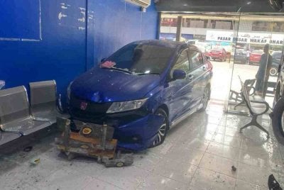 Sebuah premis dobi di Pasar Besar Wakaf Bharu di Tumpat gempar apabila pintu kaca bahagian hadapannya dirempuh sebuah kereta jenis Honda City yang dipandu seorang wanita dalam kejadian pada Khamis.Foto: PDRM