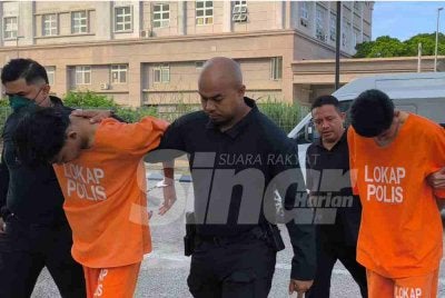 Dua lelaki yang ditahan bersabit dengan kes bunuh pelajar perempuan Kolej Poly-Tech MARA (KPTM), di Kampung Simah, Ketereh tiba di mahkamah untuk perintah sambungan reman pada Jumaat.