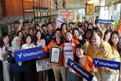 VitaHealth meraikan pengiktirafan Malaysia Book of Records bagi 'Jualan Terbanyak Suplemen Berasaskan Kunyit dalam Tempoh Setahun'.