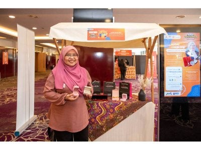 Bagi Nahdatul Izah, pengasas Kedai Cincin Nimy, apa yang sebelum ini sekadar sumber pendapatan tambahan bertukar menjadi keperluan kewangan utama keluarga.