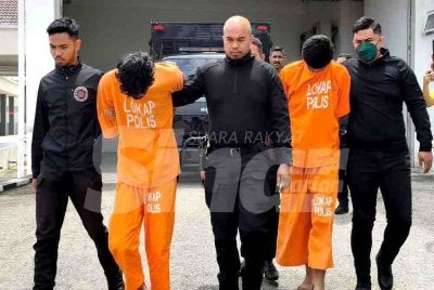 Reman terhadap dua suspek kes bunuh pelajar perempuan KPTM, Nurfisya yang ditemukan mati dengan 61 kesan tikaman di Kampung Simah, Ketereh, Kota Bharu disambung reman tujuh hari lagi bermula Jumaat. Foto SINAR HARIAN/HAZELEN LIANA KAMARUDIN