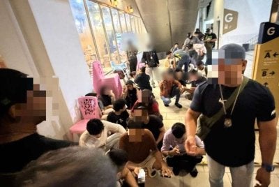 Antara warga asing yang diperiksa dalam operasi di Menara Paragon, Cyberjaya Rabu lalu. - Foto: JIM
