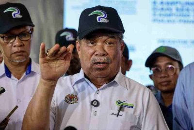 Menteri Pertanian dan Keterjaminan Makanan Datuk Seri Mohamad Sabu ketika ditemu bual pemberita pada Majlis Perasmian Kampung dan Sekolah Angkat MADANI di Kampung Guar Petai hari ini.- Foto Bernama 