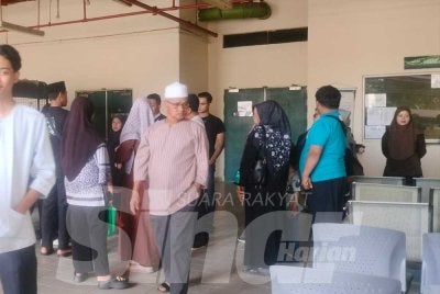Ahli keluarga mangsa berada di Unit Forensik HSAH pada Jumaat.
