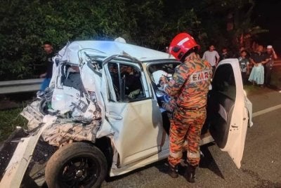 Kemalangan membabitkan sebuah kereta dan lori di simpang Kampung Sadek. Foto Bomba