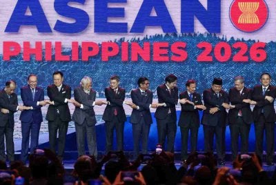 Anwar berganding tangan bersama pemimpin-pemimpin ASEAN lain pada Sidang Kemuncak ASEAN Ke-48 dan Sidang-Sidang Berkaitan, pada Jumaat. Foto Bernama