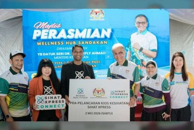 Kantha Rasalingam (tiga kiri) dan Dzulkefly (tiga, kanan) ketika prapelancaran Kiosk Kesihatan Sihat Xpress di Wellness Hub Sandakan pada Sabtu lepas.