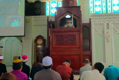 Muhammad Azamuddin menyampaikan khutbah bertajuk Belia: Tenaga Penggerak Kemajuan Negara di Masjid Sultan Idris Shah II di sini pada Jumaat.