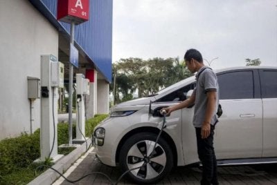 Ramai pengguna kini beralih kepada kenderaan EV. - Foto: Agensi