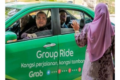 Menteri Pengangkutan, Anthony Loke mencuba ciri baharu Group Ride bersama beberapa pegawai Kementerian di Putrajaya
