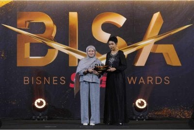 Ketua Pegawai Eksekutif Grup Sinar Karangkraf, Farah Hussamuddin menyampaikan Anugerah Pengalaman Perjalanan Premium kepada wakil Ketua Pegawai Eksekutif Batik Air, Datuk Chandran Rama Muthy pada Malam Bisnes Sinar Awards (BISA) 2026 di Royale Chulan Damansara, Petaling Jaya pada Rabu.