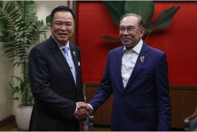 Anwar bersalam dengan Perdana Menteri Thailand, Anutin Charnvirakul ketika menghadiri Sidang Kemuncak ASEAN Ke-48 dan Mesyuarat-Mesyuarat Berkaitan di sini pada Jumaat. Foto Bernama
