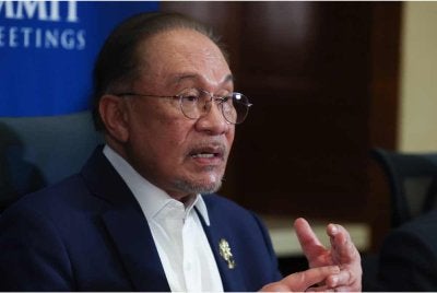 Anwar ketika sidang media penutup Sidang Kemuncak ASEAN ke-48 pada Jumaat. Foto Bernama