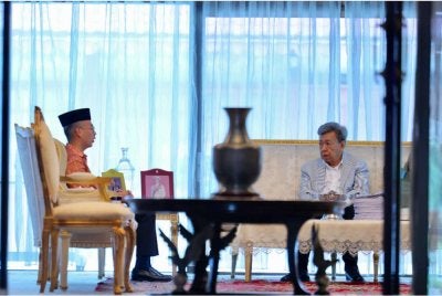 Sultan Sharafuddin Idris Shah berkenan menerima menghadap Fahmidi Istana Bukit Kayangan pada Jumaat. Foto Threads Fahmi Fadzil
