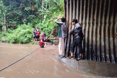 Anggota bomba menyelamatkan mangsa terperangkap di dalam terowong di sini pada Jumaat.