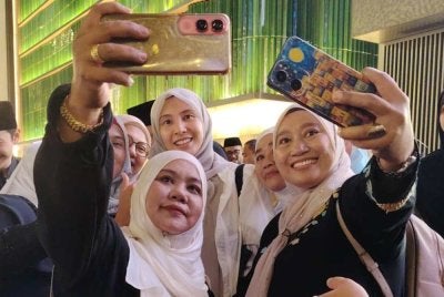 Pengunjung sempat bergambar bersama Nurul Izzah ketika hadir mengimarahkan Quranic Madani di Bukit Bintang.