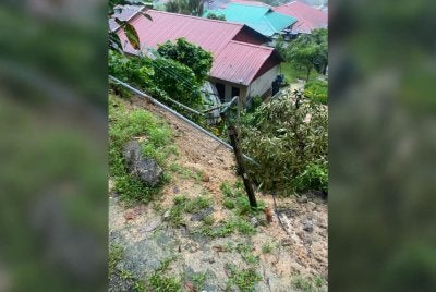 Keadaan tanah runtuh di Kampung Bukit Sungai Putih di sini pada Jumaat.