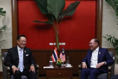 Anwar (kanan) mengadakan pertemuan bersama Anutin Charnvirakul itu pada sela-sela Persidangan Kemuncak ASEAN Ke-48 dan Mesyuarat Berkaitan yang berakhir pada Jumaat. 