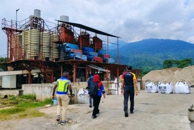 Pihak berkuasa merampas pelbagai mesin, jentera dan peralatan memproses pasir silika selain longgokan pasir dianggarkan seberat 5,000 tan dengan nilai keseluruhan RM7.25 juta.