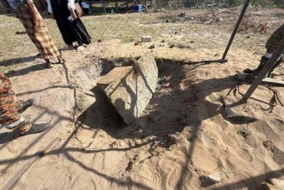 Kedua-dua mangsa dikatakan telah dihempap tiang konkrit yang kebetulan terletak berhampiran kawasan terbabit. Foto JBPM