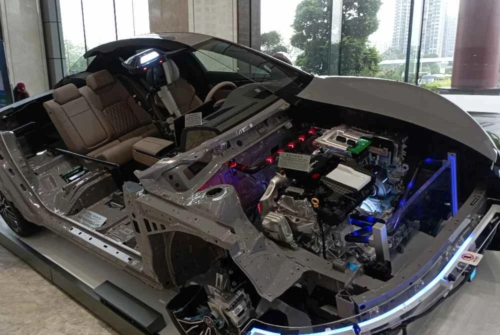 BYD mempamerkan salah sebuah kereta berkuasa tinggi menggunakan teknologi super dual manual.