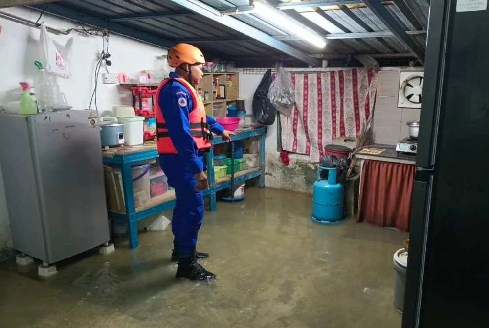 Anggota APMM membantu memindahkan mangsa banjir. Foto APM Kedah
