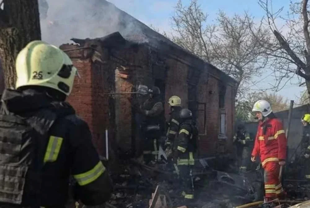 Pasukan penyelamat menjalankan operasi di lokasi sebuah rumah persendirian yang musnah akibat serangan dron Rusia, ketika Rusia meneruskan serangan ke atas Ukraine, di Kharkiv, Ukraine, pada 6 Mei 2026. Foto Reuters