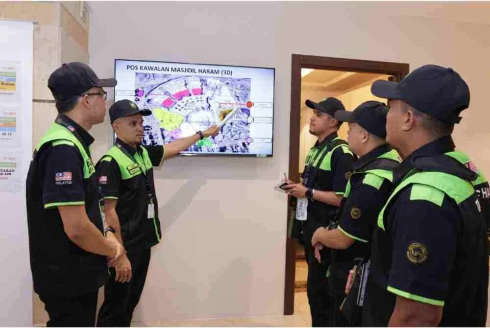 Ketua Unit Rondaan, Ahmad Fauzee Mohd Salleh bersama rakan sepasukan meneliti lokasi rondaan mereka.Foto TH