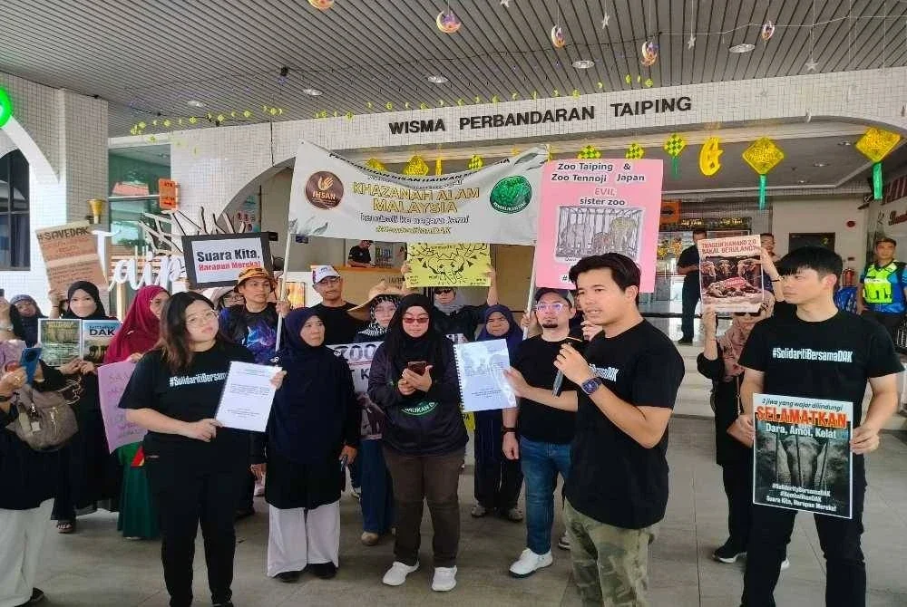 Choo Seong (dua dari kanan) menunjukkan memorandum sebelum menghantarnya kepada MPT di Wisma Perbandaran Taiping pada Sabtu.