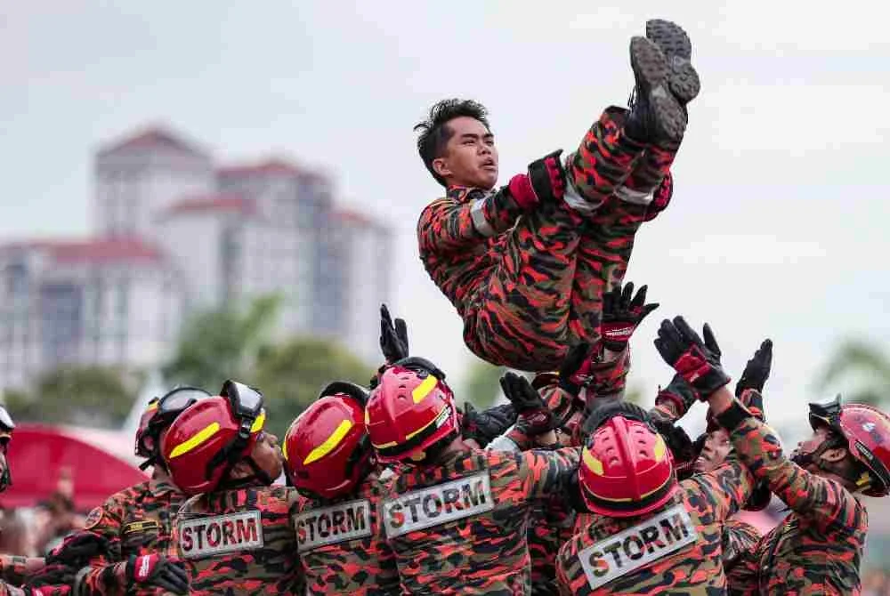 Anggota Jabatan Bomba dan Penyelamat Malaysia melakukan persembahan pada Karnival Hari Anggota Bomba Sedunia 2026 Peringkat Kebangsaan hari ini. Foto Bernama