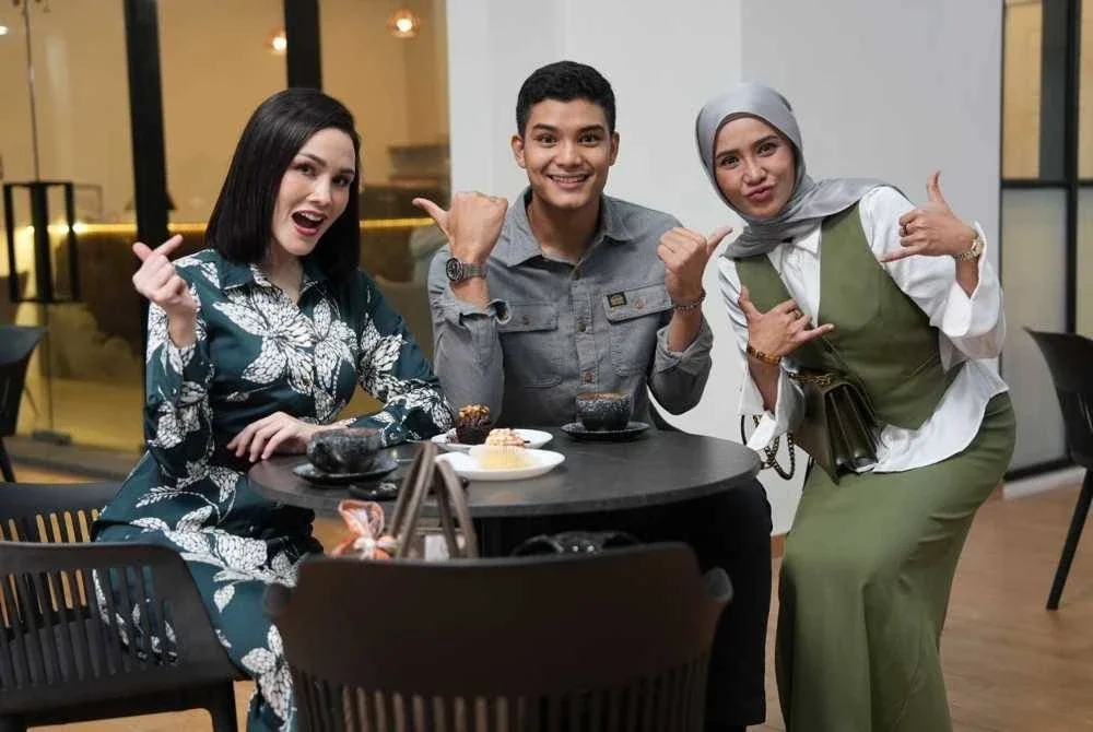 Marc Syahmie bersama Che Puan Sarimah dan Siti Elizad.