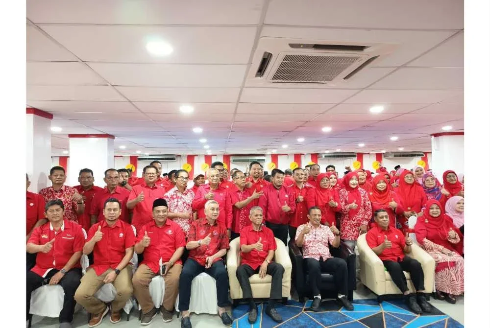 Rozi (tiga dari kanan) merakam gambar bersama kepimpinan UMNO Terengganu yang hadir sempena sambutan ulang tahun UMNO ke-80 peringkat negeri di Kuala Terengganu pada Sabtu.