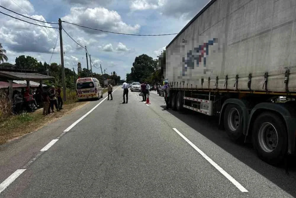 Lokasi kemalangan melibatkan tiga buah kenderaan di Jalan Kuala Terengganu-Kota Bharu, berhampiran Kampung Gerai, Besut pada Sabtu.