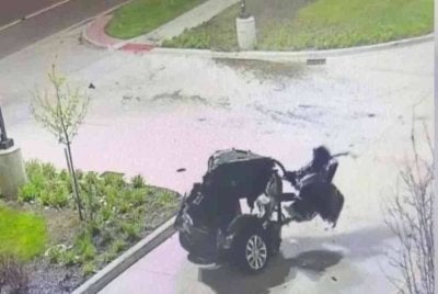 Keadaan kereta Veasley yang terputus dua, namun wanita itu hanya mengalami kesan lebam. - Foto Agensi