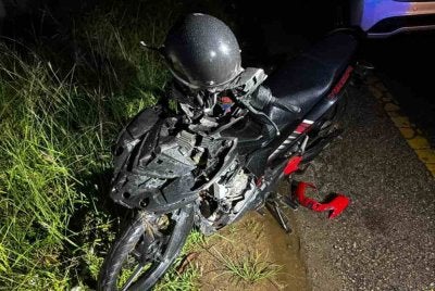Keadaan motosikal yang terlibat dalam kemalangan di kilometer 41 Jalan Gua Musang-Kuala Krai pada Jumaat. Foto PDRM