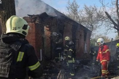 Pasukan penyelamat menjalankan operasi di lokasi sebuah rumah persendirian yang musnah akibat serangan dron Rusia, ketika Rusia meneruskan serangan ke atas Ukraine, di Kharkiv, Ukraine, pada 6 Mei 2026. Foto Reuters