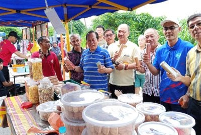 Ahmad (dua dari kanan) bersama peniaga dan penduduk di Pasar Pagi Benut, Pontian.