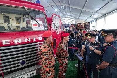 Kor Ming (dua dari kanan) diiringi Ketua Pengarah Jabatan Bomba dan Penyelamat Malaysia, Datuk Seri Nor Hisham Mohammad (kanan) melawat reruai pameran selepas merasmikan Karnival Hari Anggota Bomba Sedunia 2026 Peringkat Kebangsaan di Johor Bahru pada Sabtu. - FOTO: Bernama
