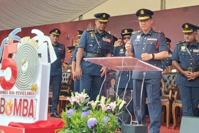Nga Kor Ming (tengah) merasmikan Majlis Perasmian Karnival Hari Anggota Bomba Sedunia 2026 di Johor Bahru pada Sabtu.
